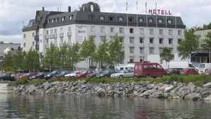 A hotel with a sign indicating it offers a restaurant, kitchen, and sauna. - Scandic Fauske Hotel (Fauske)