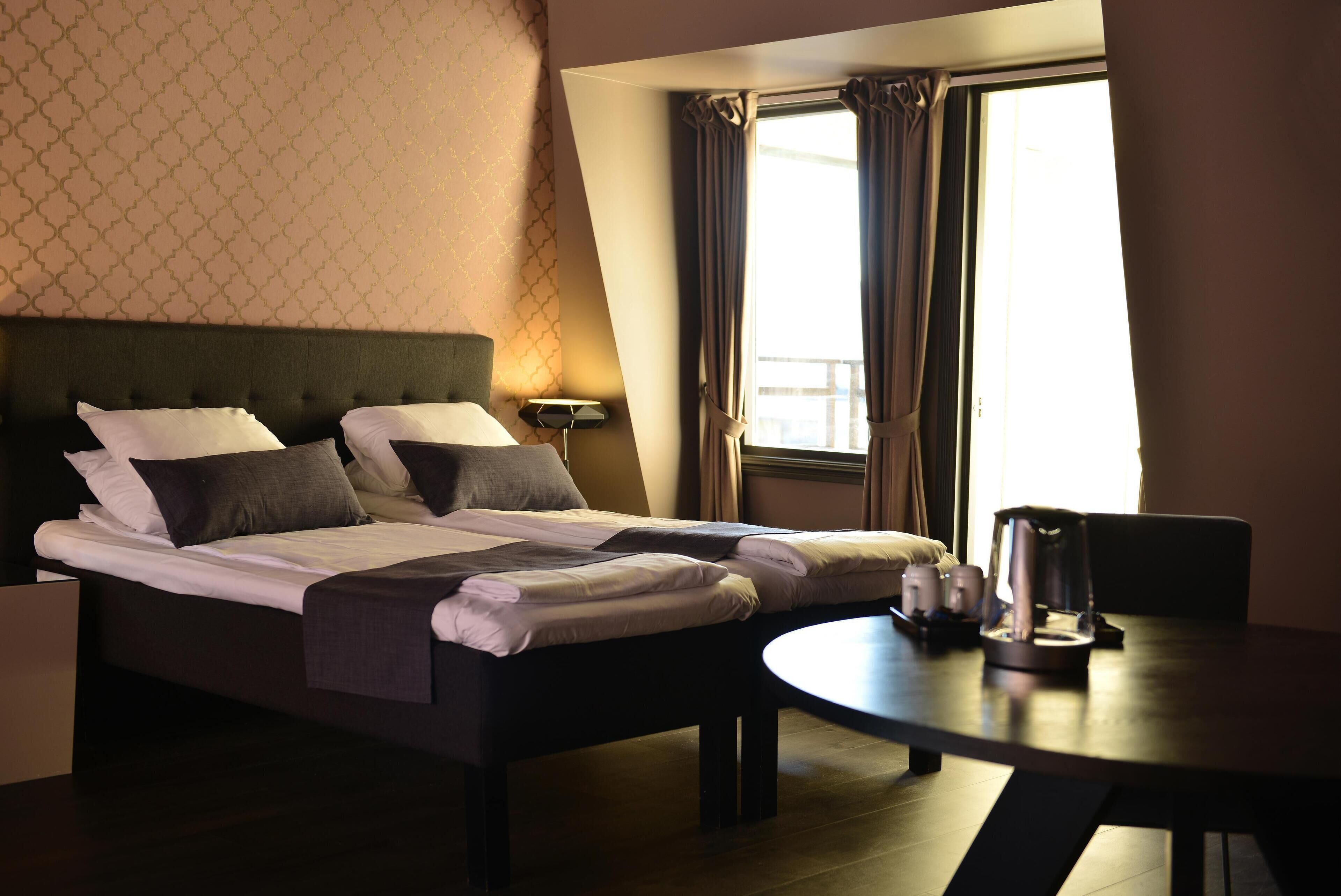 Suite – junior | Skrivebord, skrivebord for bærbar PC og barnesenger (inkludert)