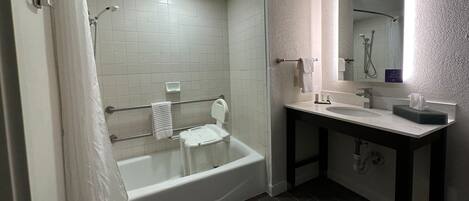 Un baño moderno con bañera, ducha y lavamanos.