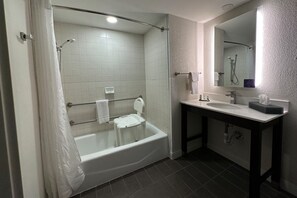 客房, 1 張加大雙人床, 身障無障礙空間, 非吸煙房 (Bathtub W/grab Bars) | 浴室 | 免費盥洗用品、吹風機、毛巾、肥皂