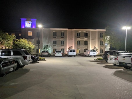 Fachada de la propiedad por la tarde o noche