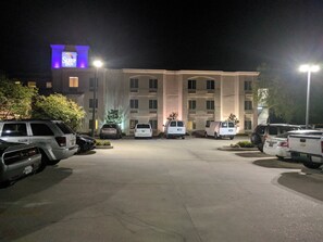 Façade de l’hébergement - soirée/nuit