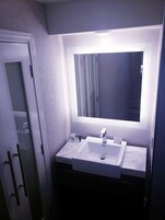 Standard Room, 1 King Bed, Non Smoking | Bathroom | Free toiletries, hair dryer, towels, soap