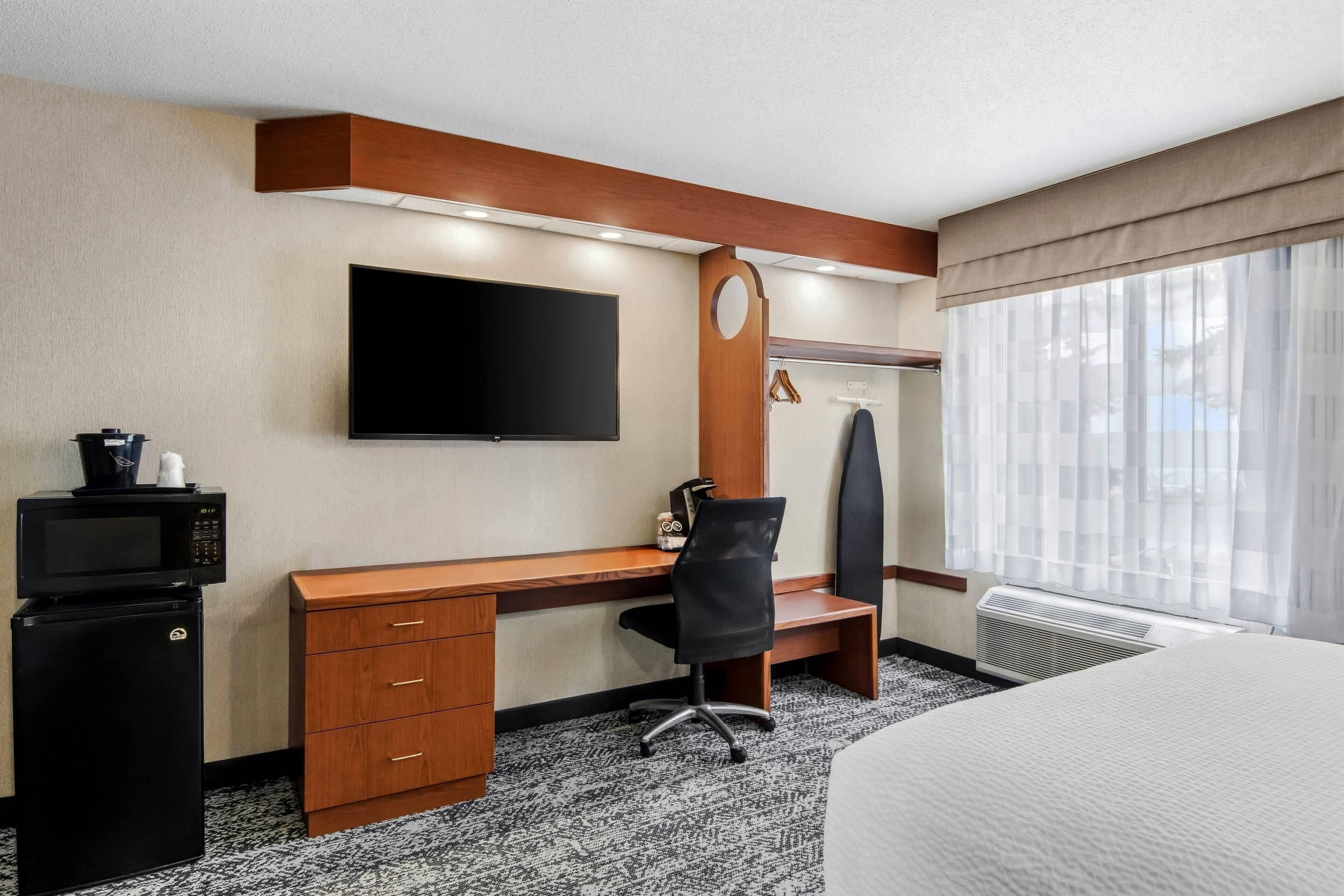 Room, 1 Queen Bed, Accessible, Non Smoking (Accessible Tub) | Down comforters, pillowtop beds, desk, laptop workspace