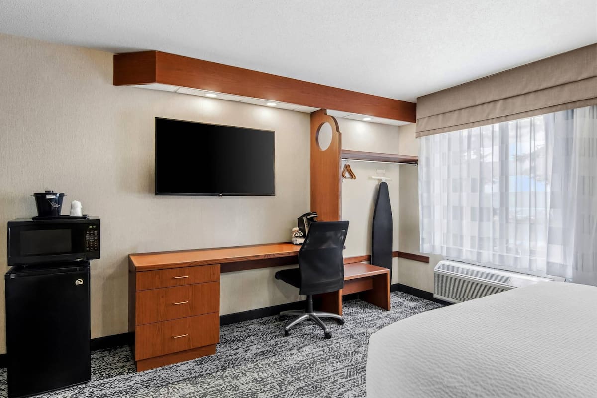 Room, 1 Queen Bed, Accessible, Non Smoking (Accessible Tub) | Down comforters, pillowtop beds, desk, laptop workspace