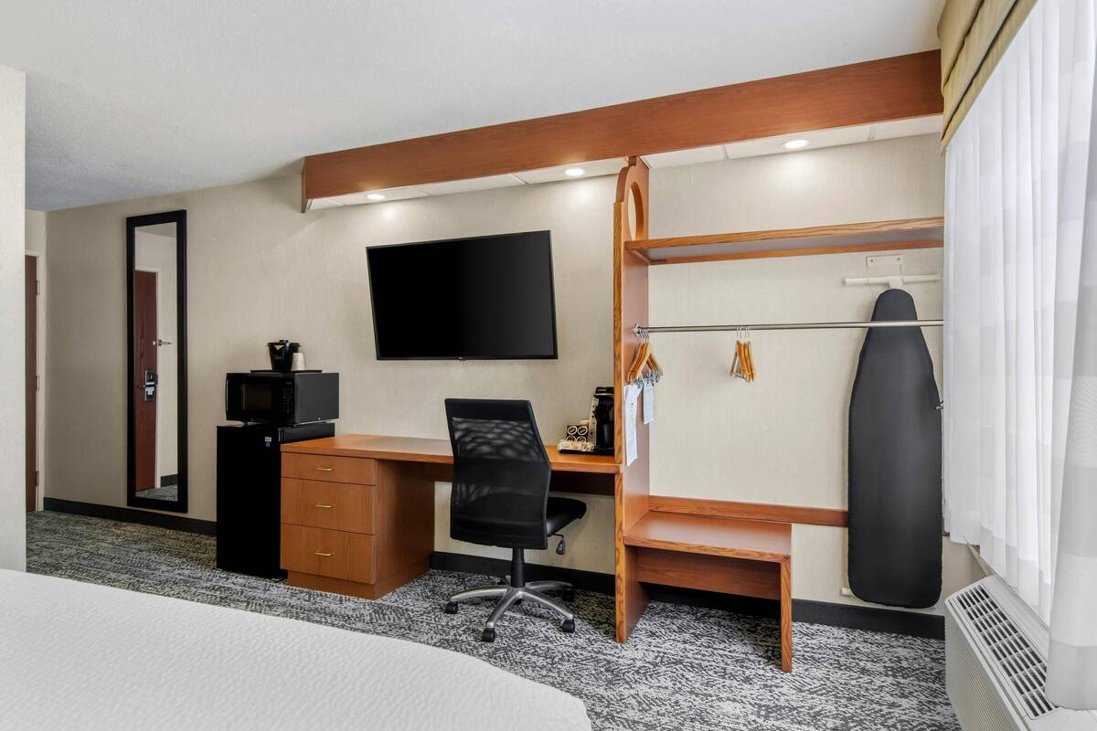 Room, 1 Queen Bed, Non Smoking (Roll-In Shower) | Down comforters, pillowtop beds, desk, laptop workspace