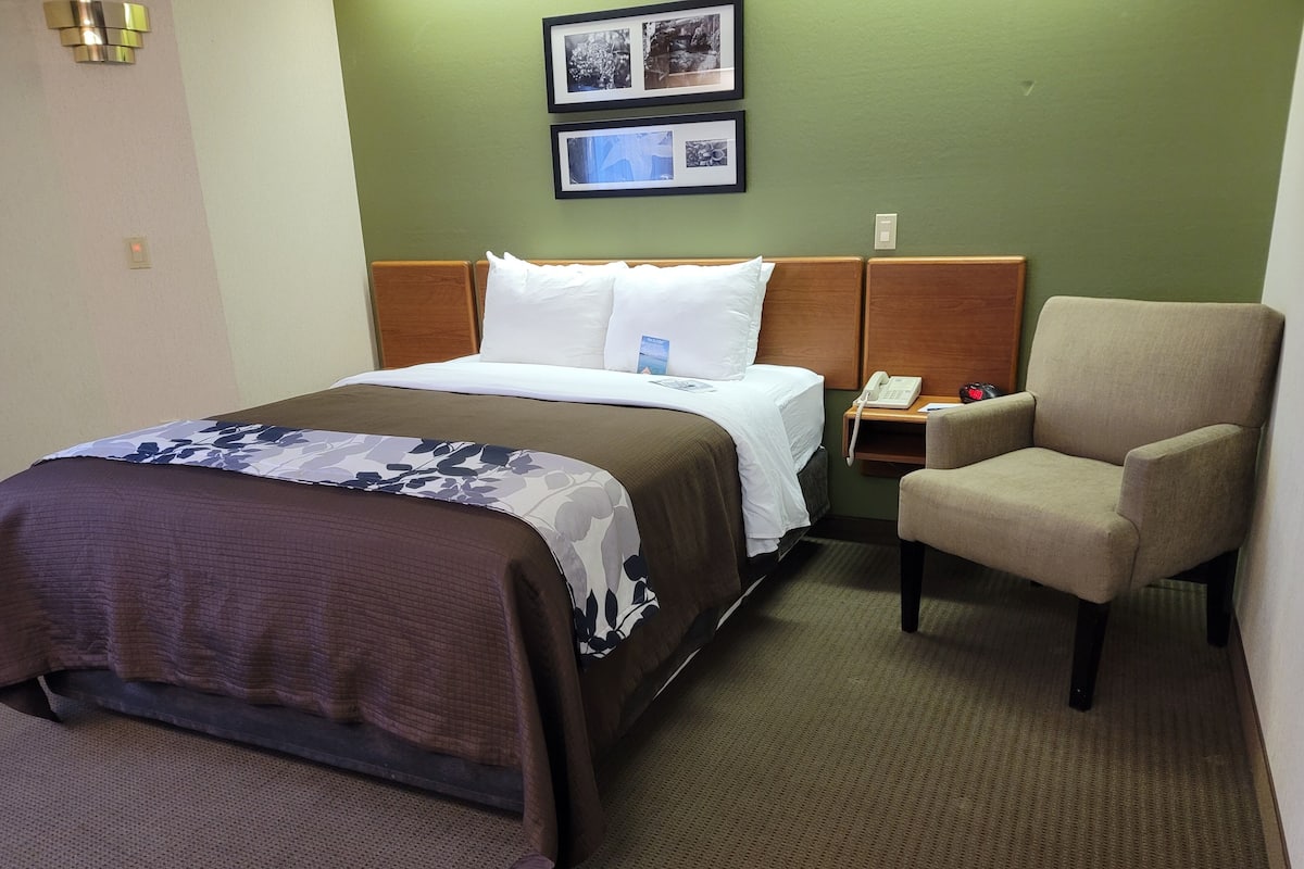 Down comforters, pillowtop beds, desk, laptop workspace