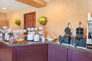 Free continental breakfast  - Sleep Inn & Suites Bay View Acme - Traverse City (Williamsburg)