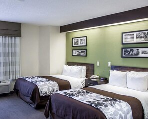 أغطية فراش متميزة وخزنة داخل الغرفة ومكتب وستائر تعتيم