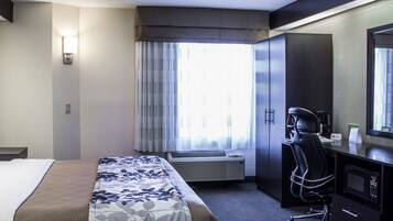 Kaliteli yatak takımı, odada kasa, masa, güneşlik/perde