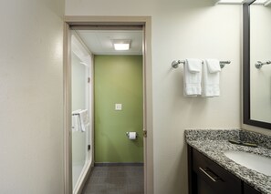 Dusche, kostenlose Toilettenartikel, Haartrockner, Handtücher