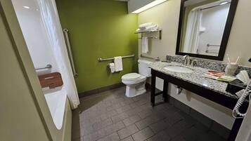 Chambre Standard, 1 grand lit, accessible aux personnes à mobilité réduite | Salle de bain | Douche, articles de toilette gratuits, sÚche-cheveux