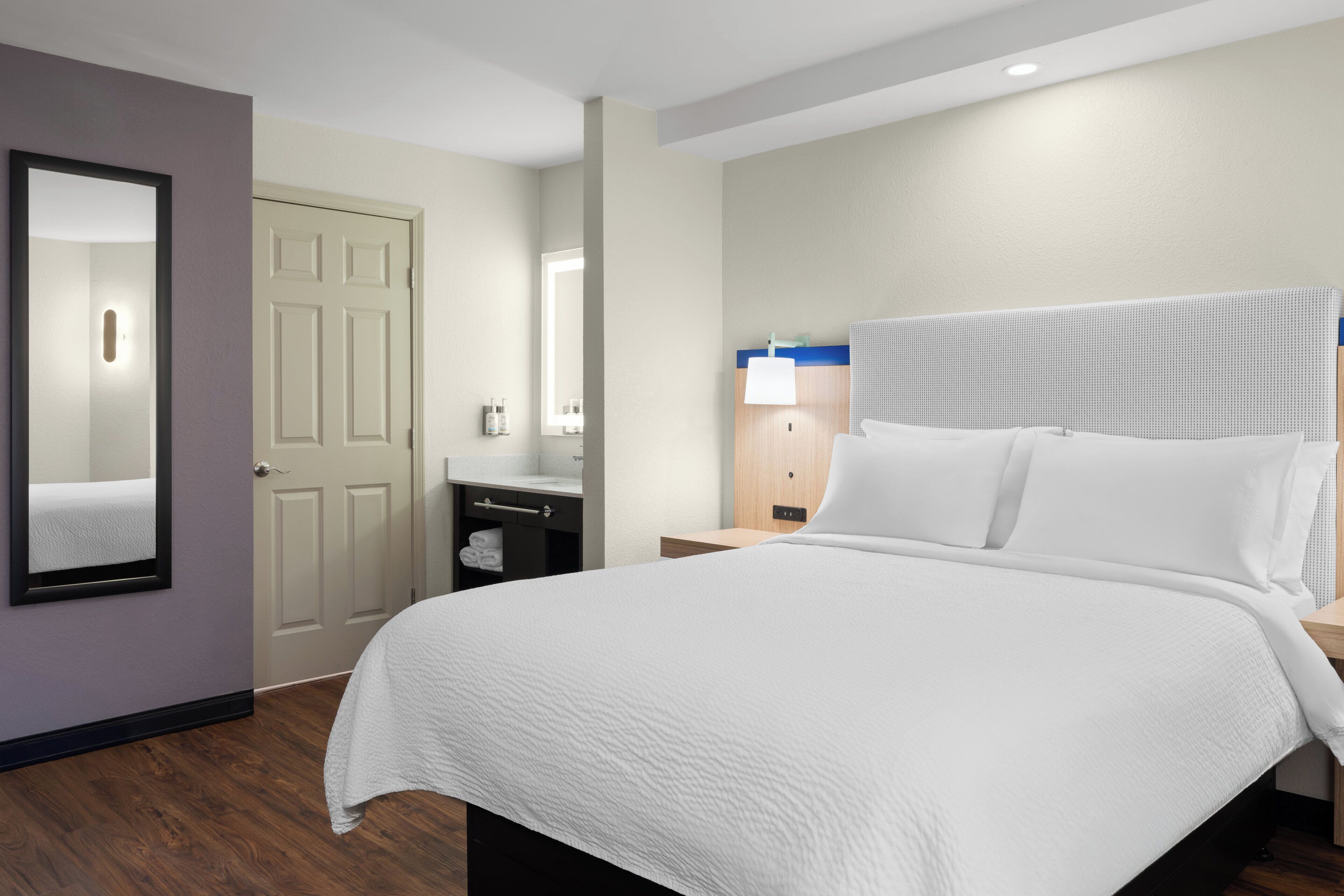 Standard Room, 1 Queen Bed | In-room safe, individually decorated, individually furnished, desk