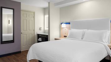 Standard Room, 1 Queen Bed | In-room safe, individually decorated, individually furnished, desk