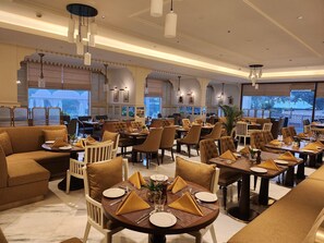 2 restauranter; serverer morgenmad, frokost, aftensmad og indiske retter