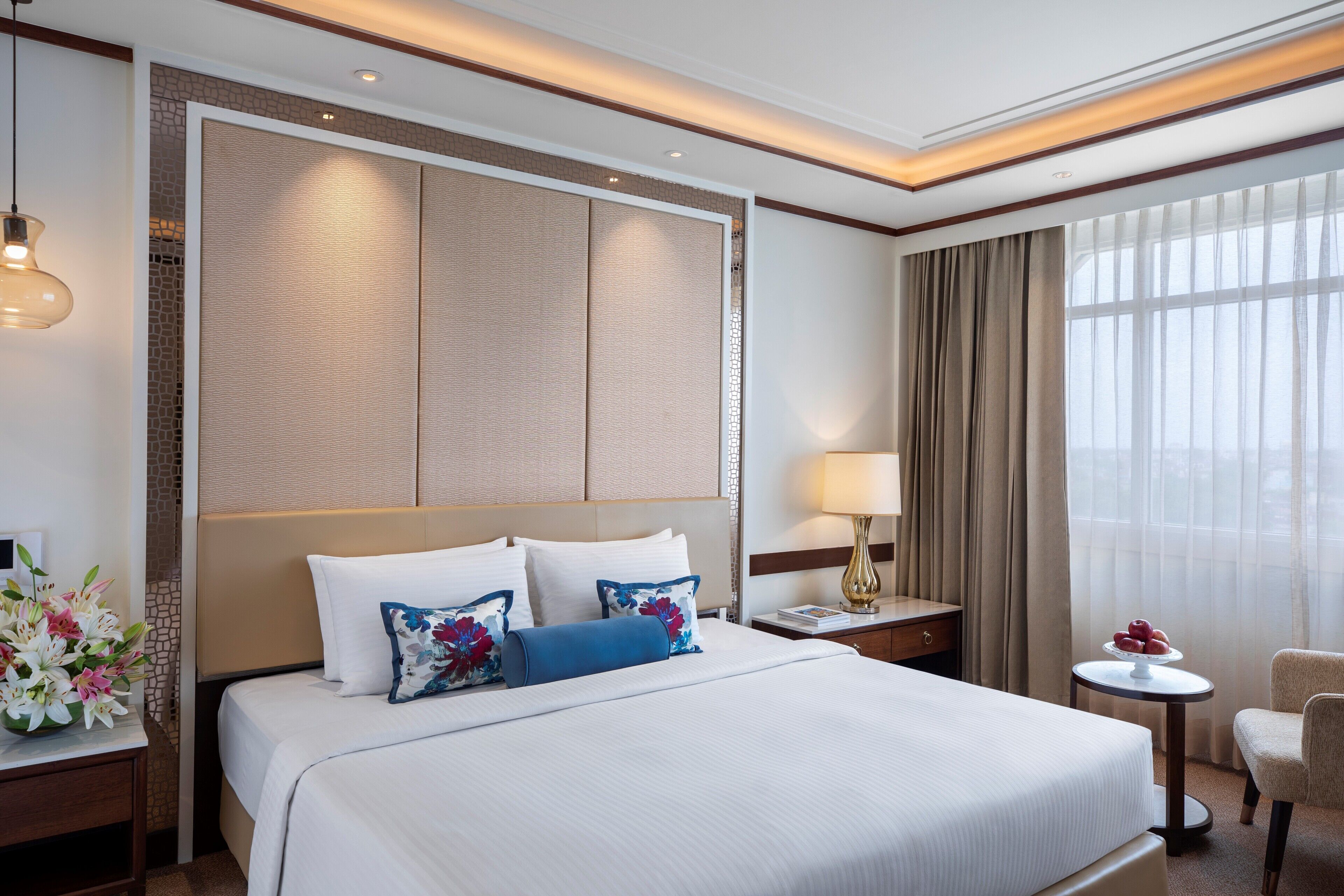 executive room, 1 king bed, pool view | in-room safe, desk, soundproofing, iron/ironing board