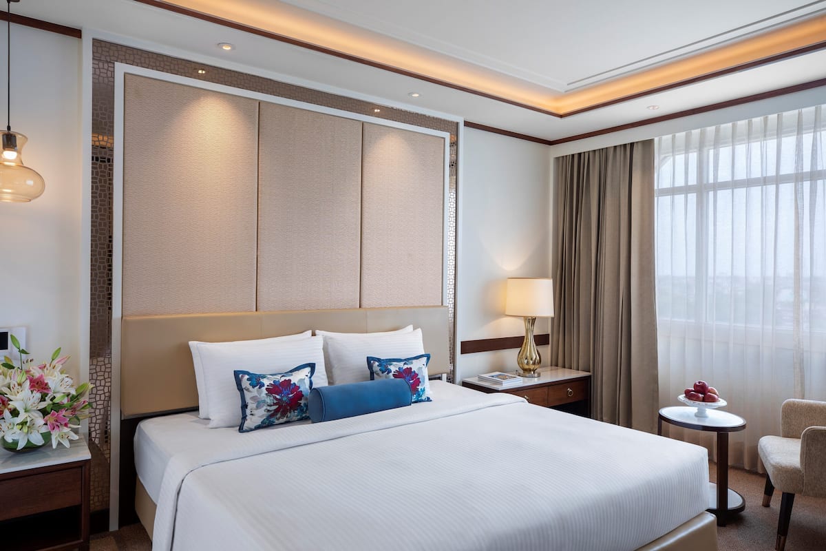 executive room, 1 king bed, pool view | in-room safe, desk, soundproofing, iron/ironing board