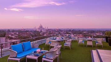 2 restaurantes; se sirven desayunos, almuerzos, cenas y cocina india