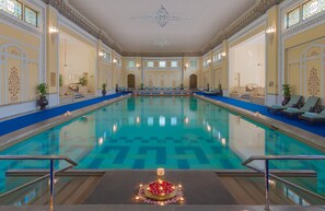 Innenpool, Außenpool, Sonnenschirme, Liegestühle