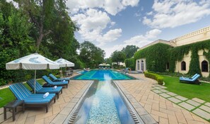 Piscine couverte, piscine extérieure, parasols de plage, chaises longues