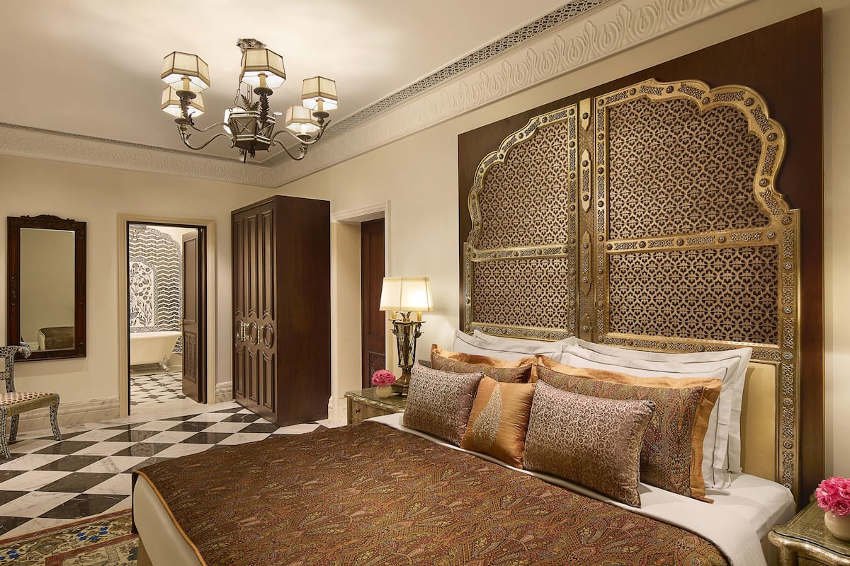 deluxe premium suite 1 bedroom king bed | premium bedding, minibar, in-room safe, desk