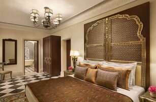 Suíte premium, 1 quarto (Deluxe) | Roupas de cama premium, frigobar, cofres nos quartos, escrivaninha