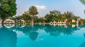 Piscine extérieure, parasols, chaises longues