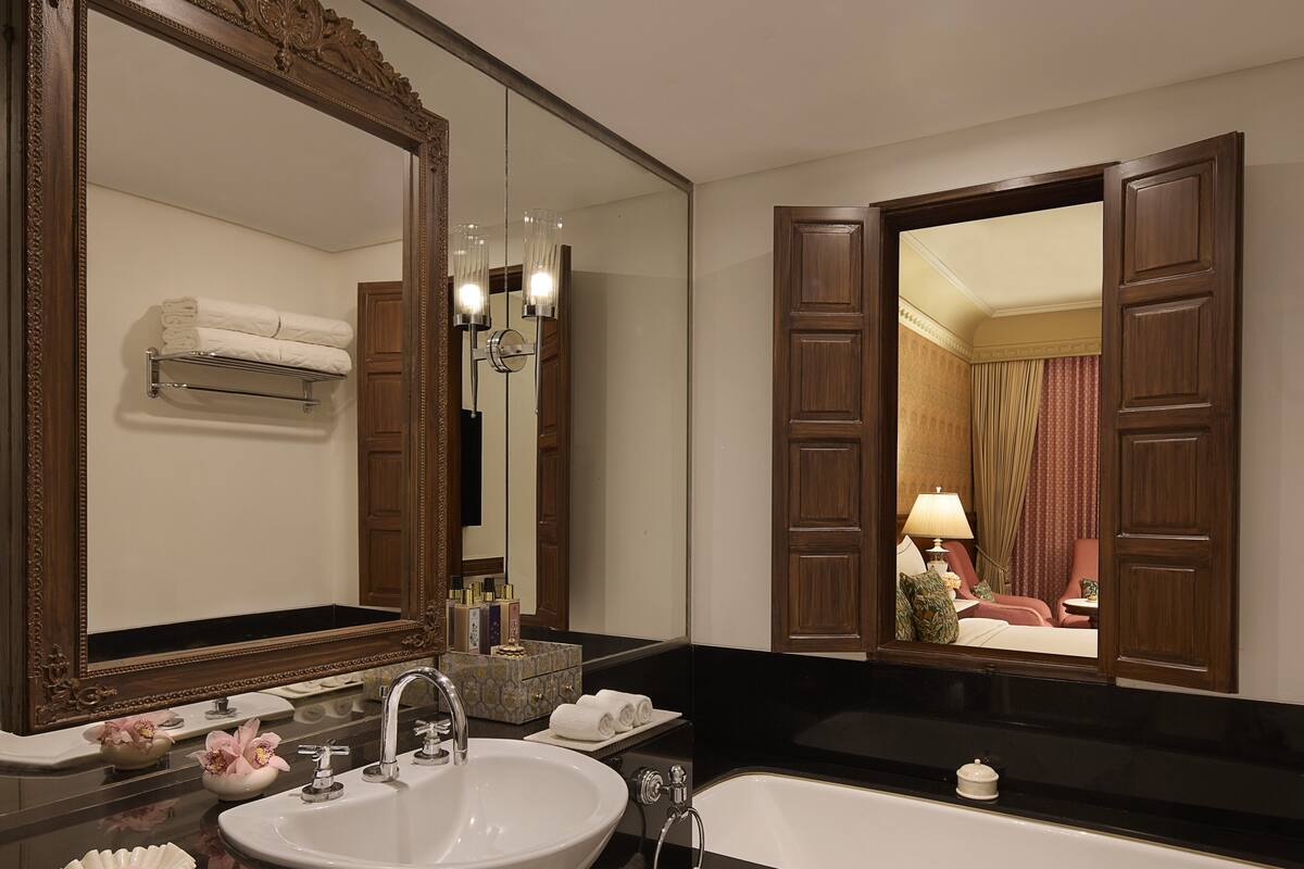 luxury room, 1 king bed, garden view (with sitout) | bathroom | free toiletries, hair dryer, bathrobes, slippers