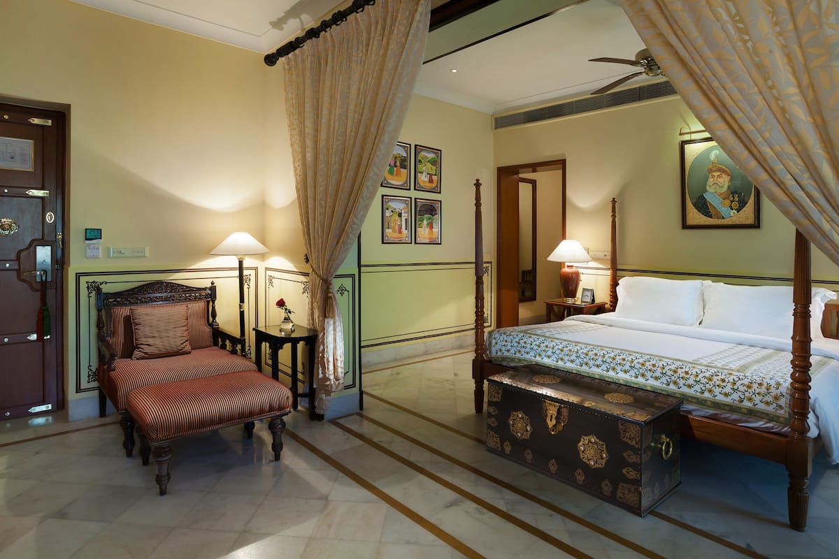 heritage room king bed | premium bedding, minibar, in-room safe, desk