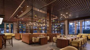 3 restaurants; breakfast, lunch, dinner and brunch served