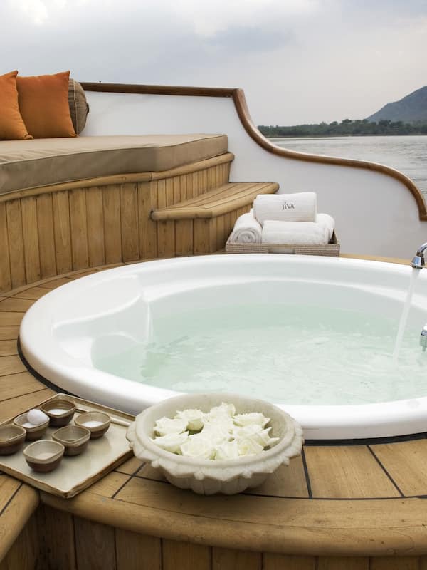 Couples treatment rooms, hot tub, steam room, body treatments