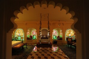 Suite Majestueuse, 1 chambre, vue lac (Grand Royal) | Minibar, coffres-forts dans les chambres, décoration personnalisée