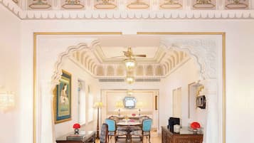 Phòng Suite Royal, 1 phòng ngủ, quang cảnh hồ (1 Bedroom) | Khu phòng khách | TV LCD, đầu đĩa DVD, các kênh phim phải trả tiền