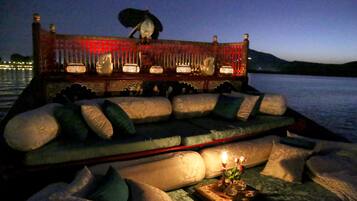 3 ห้องอาหาร, บริการอาหารกลางวัน อาหารเย็น, อาหารอินเดีย