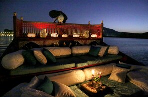 3 من المطاعم، حيث تُقدم وجبات الغداء، العشاء، الأطباق الهندية