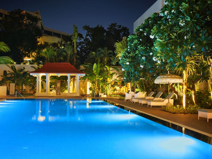 Utendørsbasseng og solsenger