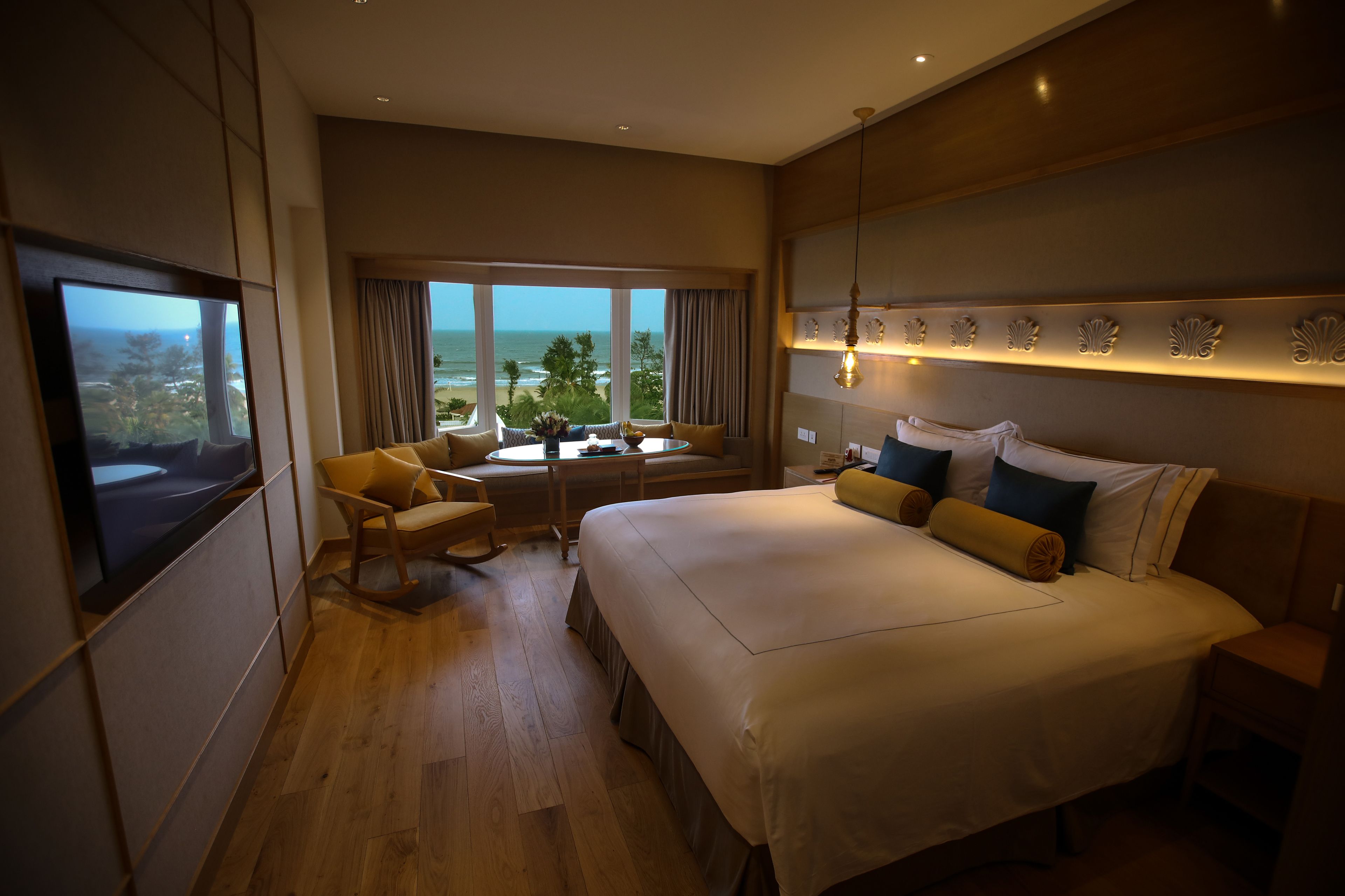 deluxe room, 1 king bed, sea view | minibar, in-room safe, desk, blackout curtains