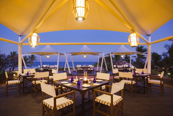 3 restaurants, breakfast, lunch, dinner served; seafood 