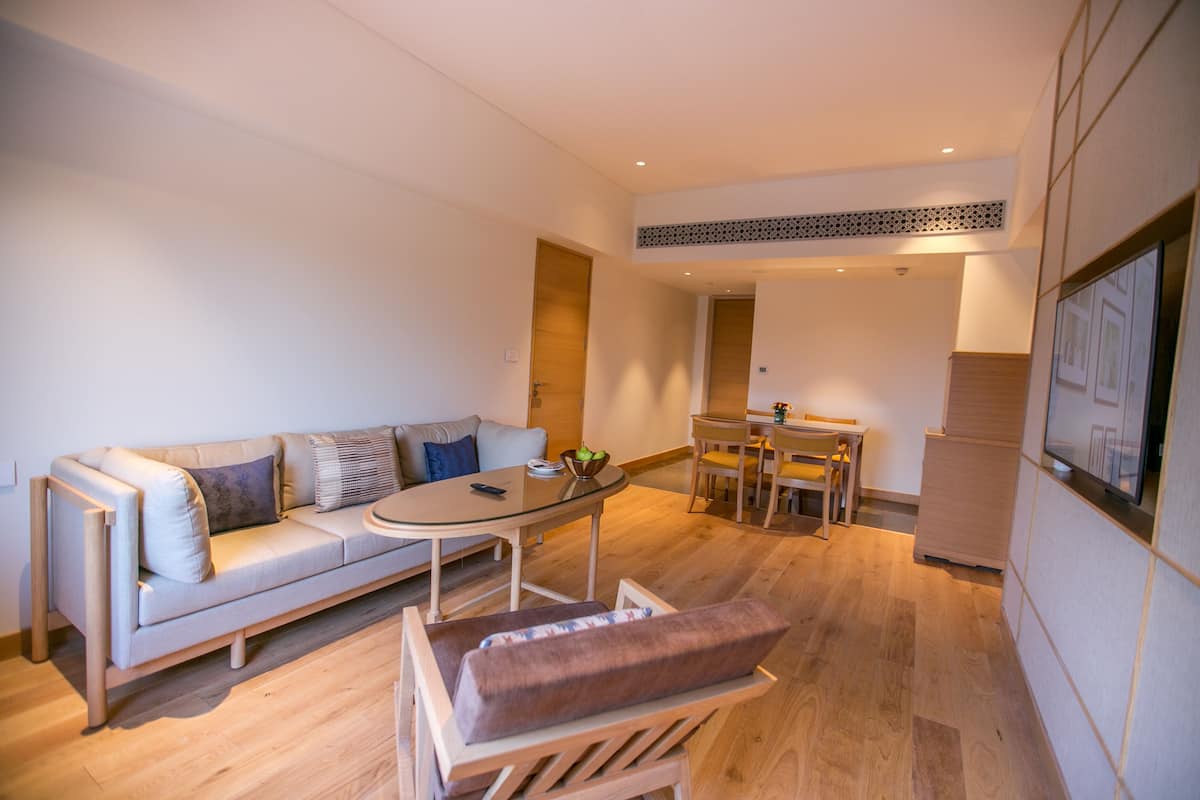 Luxury-Suite, 1 King-Bett, Meerblick | Wohnzimmer | Fernseher