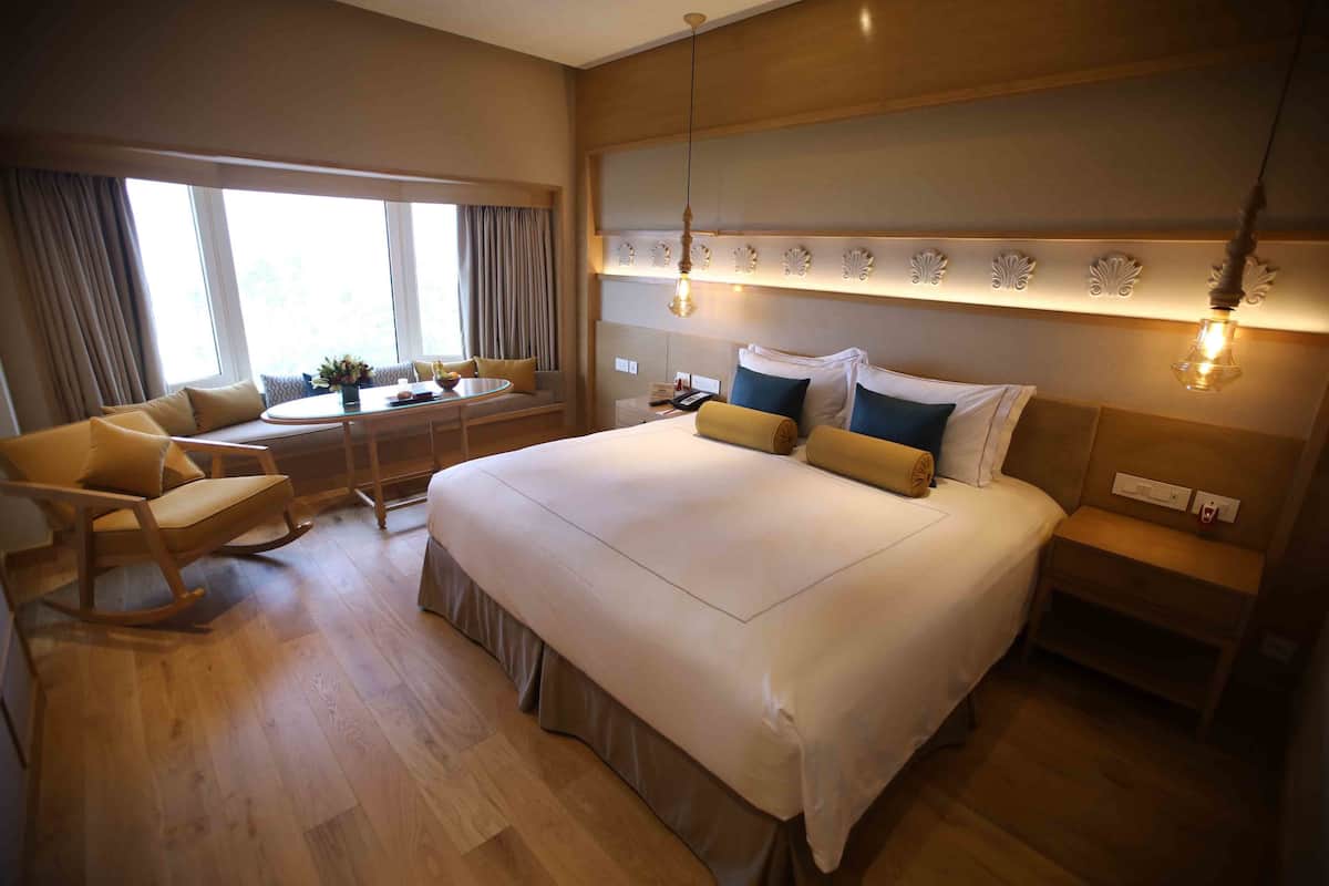Habitación superior, 1 cama de matrimonio grande | Minibar, caja fuerte, escritorio y cortinas opacas