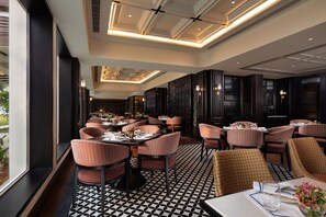 5 間餐廳；供應午餐和晚餐