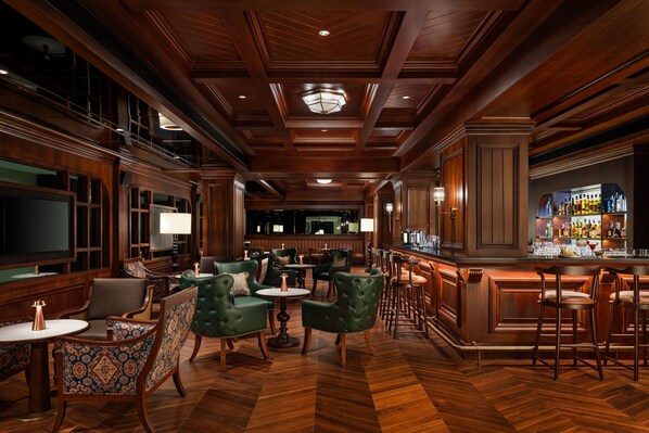 5 restaurants, lunch, dinner served; seafood