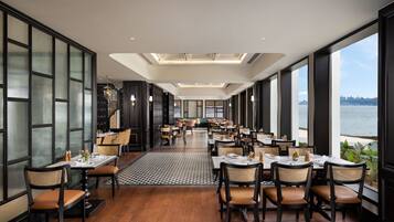 5 restaurants, lunch, dinner served; seafood