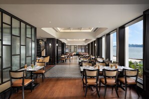 5 restaurants; lunch and dinner served