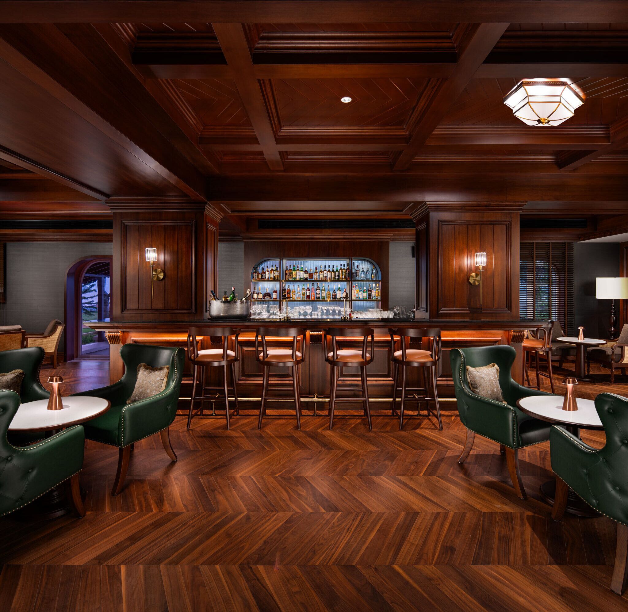 5 restaurants, lunch, dinner served; seafood