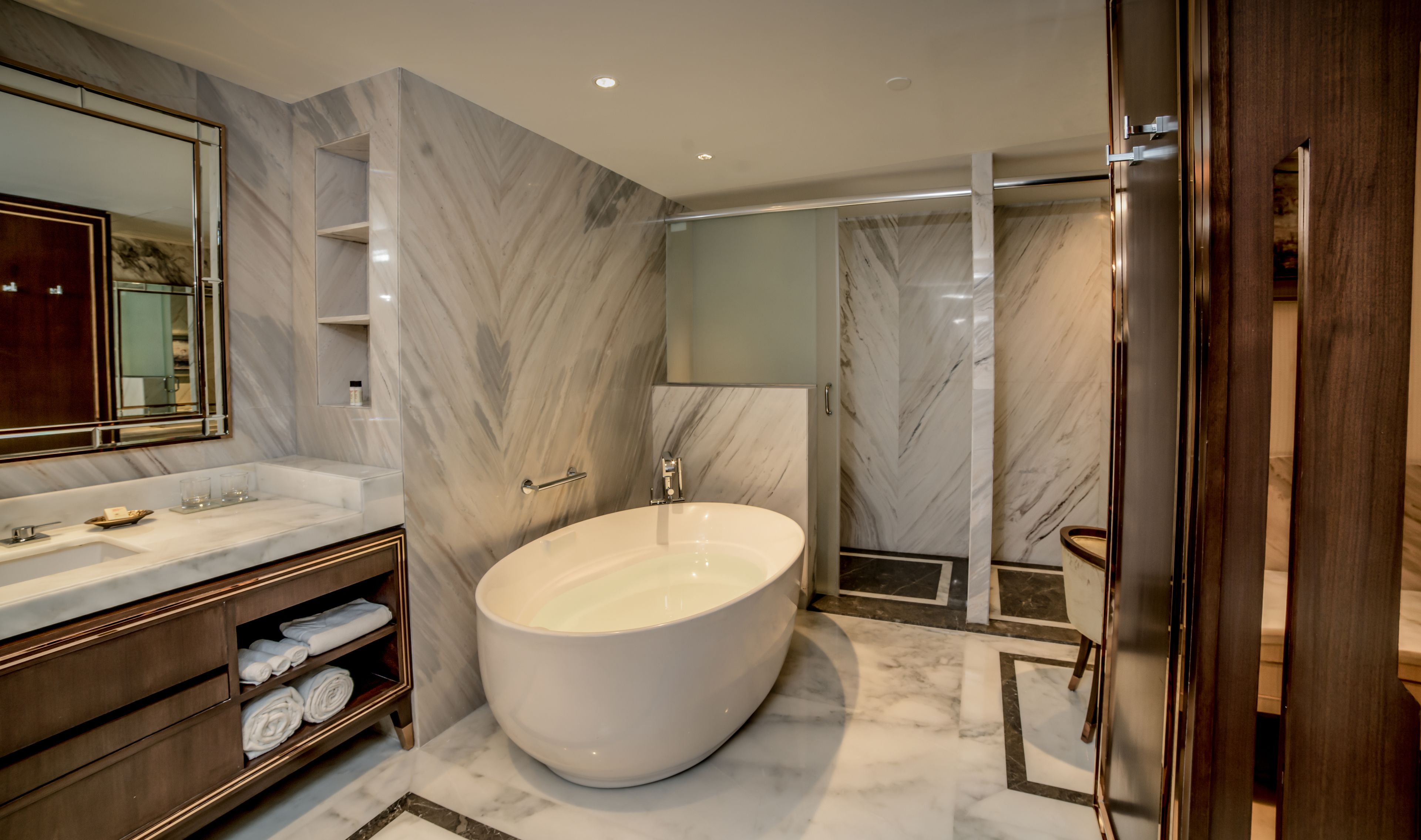 premium suite | deep-soaking bathtub