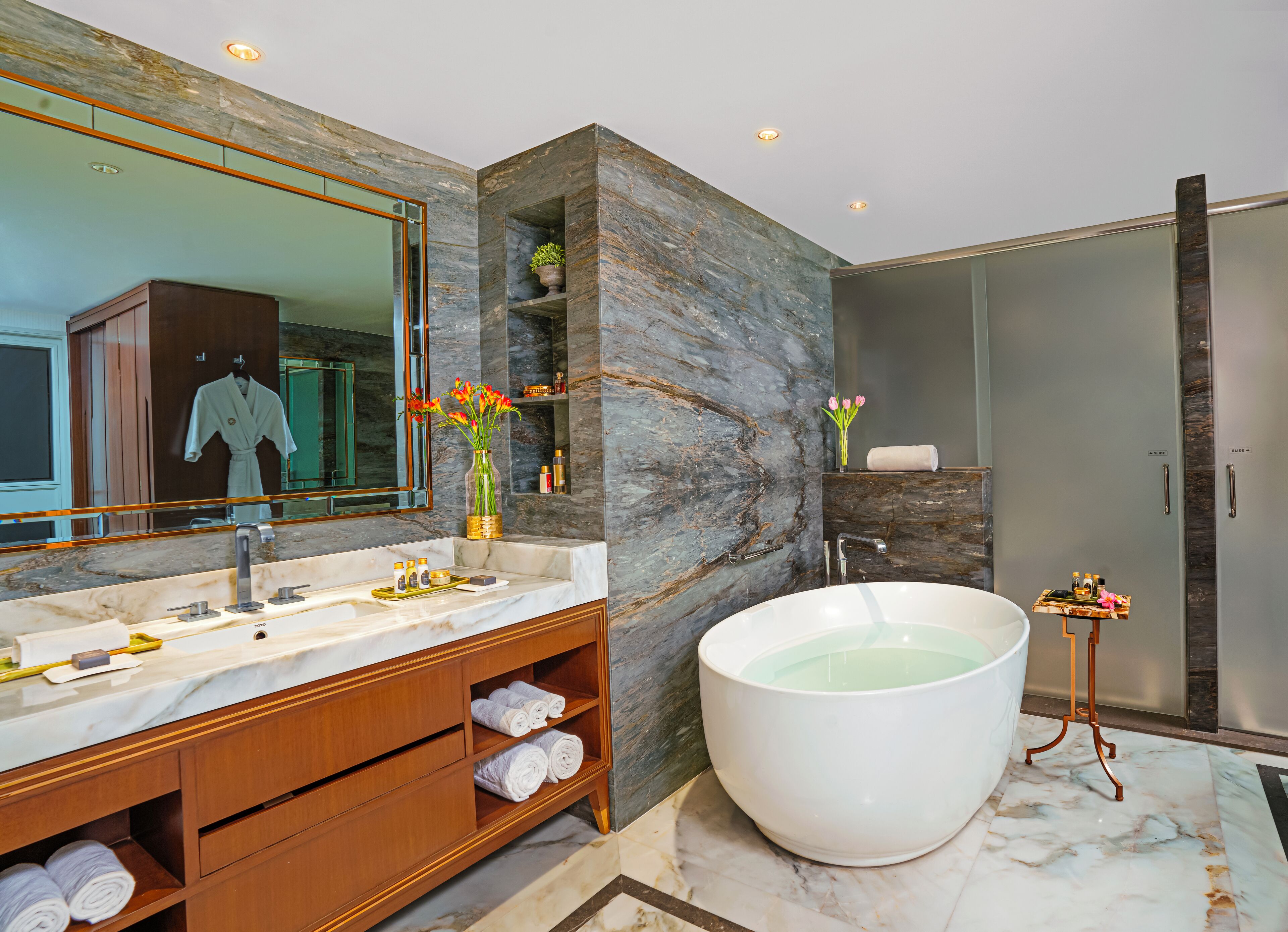 deluxe suite, 1 king bed (garden) | bathroom | shower, rainfall showerhead, free toiletries, hair dryer