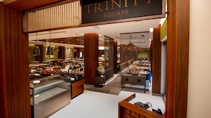 La tienda de Trinity Square con un interior moderno, destacando detalles de madera y una gran variedad de artículos expuestos.