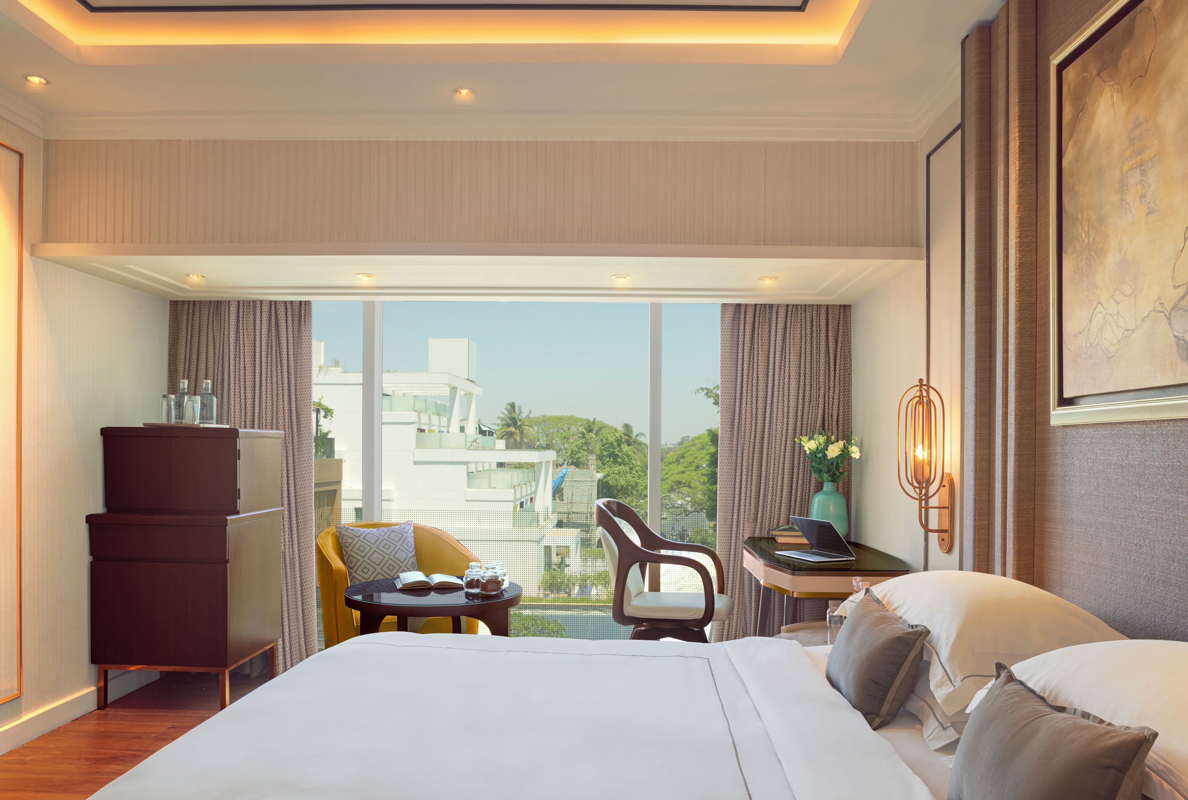 deluxe suite | premium bedding, minibar, in-room safe, desk