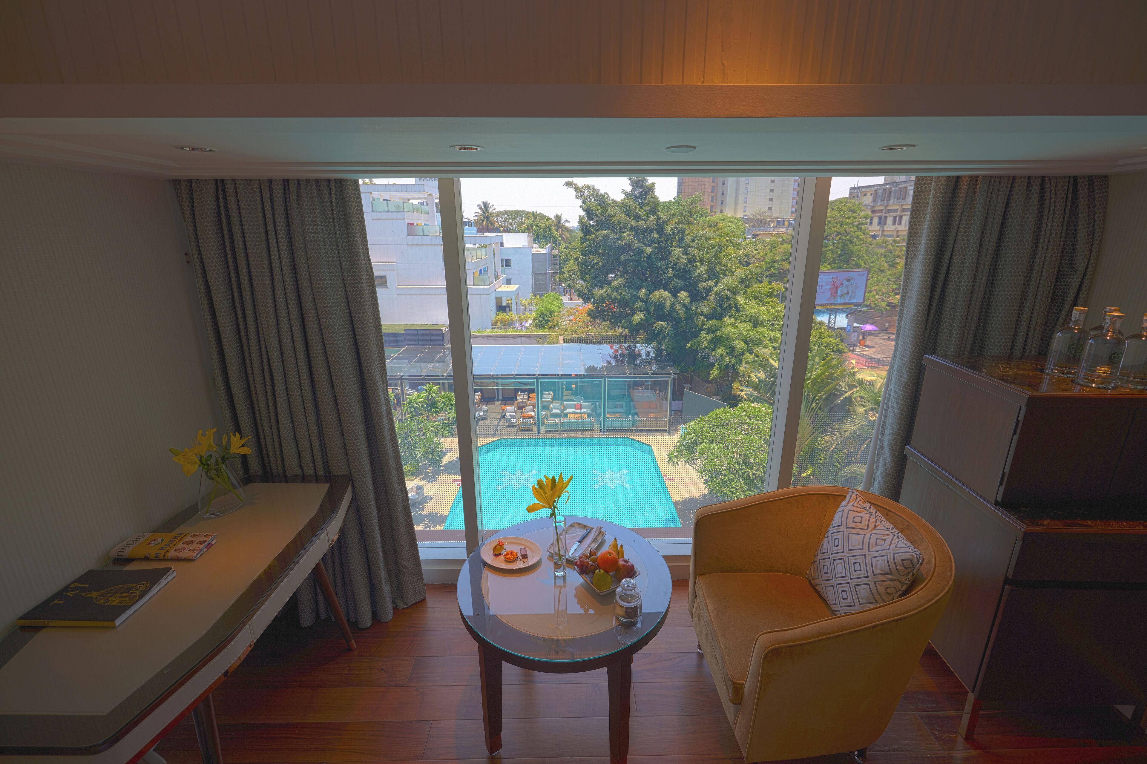 豪華客房, 1 張特大雙人床, 泳池景觀 (Twin Bed) | 起居區 | 49-吋 LCD 液晶電視、有線頻道、電視、付費電影